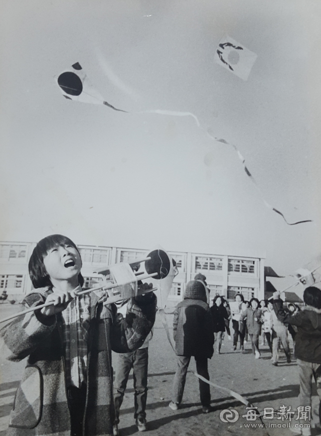 1983년 12월 20일 겨울방학을 맞은 본리초교 어린이들이 연을 날리고 있다. 지금쯤 오십줄을 바라보는 나이일 것이다. 매일신문DB