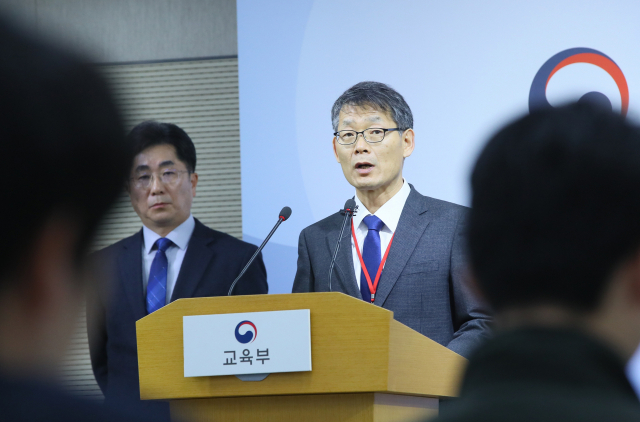 류영락 한국교육과정평가원 대학수학능력시험본부장이 26일 세종시 정부세종청사 교육부에서 2020학년도 수능시행 기본계획을 발표한 뒤 취재진의 질문에 답변하고 있다. 왼쪽은 성기선 평가원장. 연합뉴스