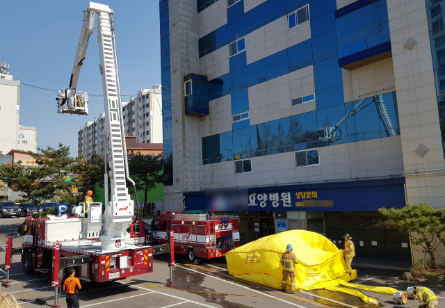 4일 광주 광산구 한 요양병원에서 화재 초기대응능력을 높이는 현장적응훈련이 펼쳐지고 있다. 광산소방서는 재난 상황 시 다수 인명피해가 우려되는 요양병원 38곳에서 대피와 구조, 진화 등 현장적응훈련을 6월 말까지 이어간다. 연합뉴스