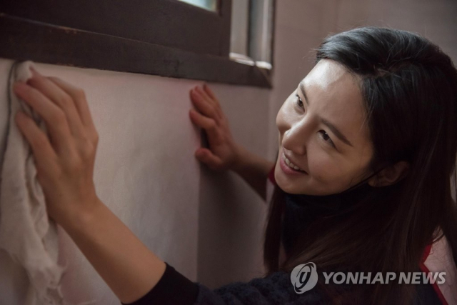 배우 정시연이 집수리 봉사활동에 참여하는 모습. 연합뉴스 자료사진