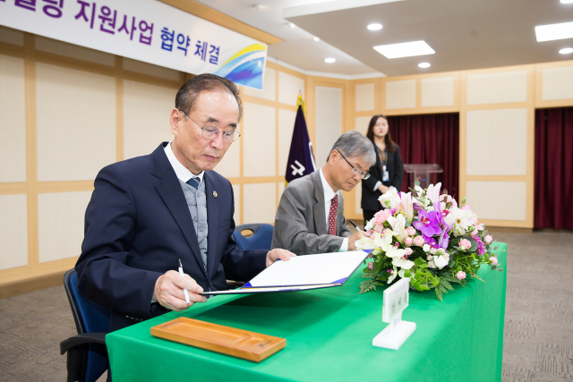 장세용(첫 번째) 구미시장과 이정식 노사발전재단 사무총장이 