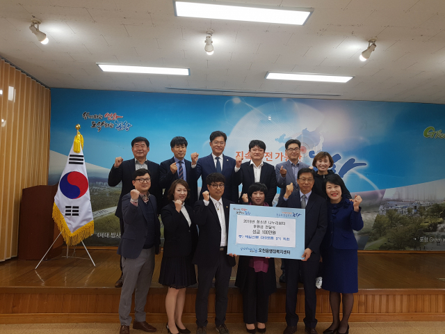 매일신문 CEO포럼 3기 동창회가 30일 오천읍행정복지센터에서 나누리센터에 후원금을 전달하고 있다. 이상원 기자