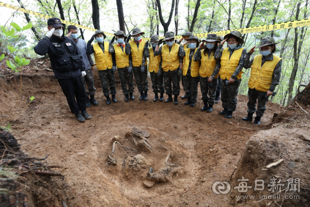 국방부 유해발굴감식단이 6·25전쟁 전사자 유해 2구를 수습하며 문경시여성예비군과 함께 약식제례를 하고 있다. 정운철 기자 woon@imaeil.com