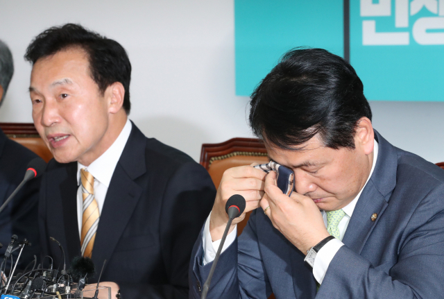 바른미래당 김관영 원내대표(오른쪽)가 30일 오전 국회에서 열린 기자회견에서 패스트트랙 소회를 밝히면서 눈물을 흘리고 있다. 연합뉴스
