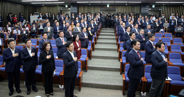 자유한국당 황교안 대표(왼쪽 네번째)와 나경원 원내대표(왼쪽 세번째) 등 의원들이 30일 오후 여의도 국회에서 열린 의원총회에서 국민의례를 하고 있다. 연합뉴스