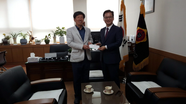 지난달 30일 예천천문우주센터 김시택 고문이 예천여자고등학교를 방문, 이장식 교장에게 장학금 300만원을 전달했다. 예천교육지원청 제공
