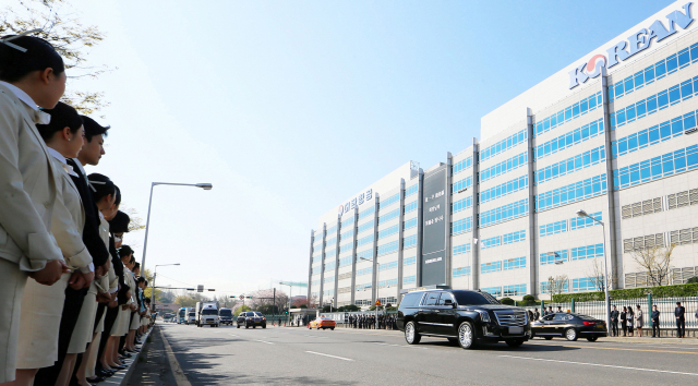 고 조양호 회장의 운구행렬이 대한항공 임직원들의 배웅을 받으며 서울 강서구 공항동 대한항공 본사를 지나고 있다. 연합뉴스
