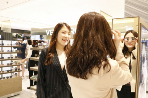 대구신세계 1층 시즌 쥬얼리 장르에서는 여름을 맞이해 선글라스 매장을 확대 운영한다. 11개 브랜드가 모인 팝업매장에서 톰포드(25만원), 에스까다(15만8천원), 휠라(9만5천원), 마리끌레르(15만5천원) 등 브랜드 선글라스를 판매한다. 대구신세계 제공