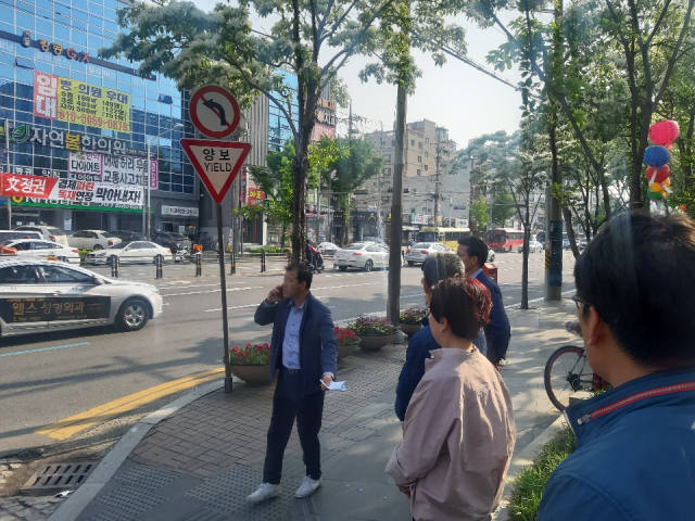 대구 서구 민주당 의원들이 서구청에 김상훈 한국당 국회의원이 내건 현수막 철거를 요청하는 모습. 길 건너편에 