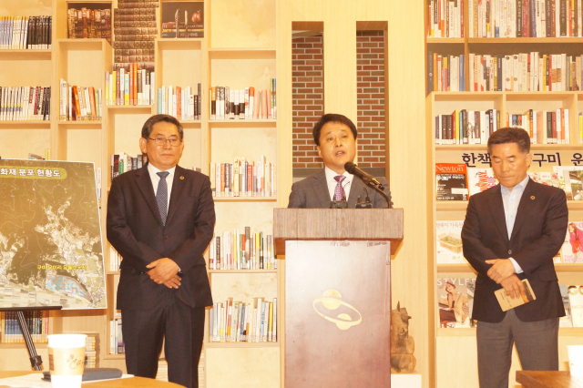 김상철(중앙) 구미부시장이 이달 2일 기자회견을 열고 무을면 돌배나무 숲 특화 사업의 유물 문화재 훼손에 대해 사과를 하고 있다. 전병용 기자