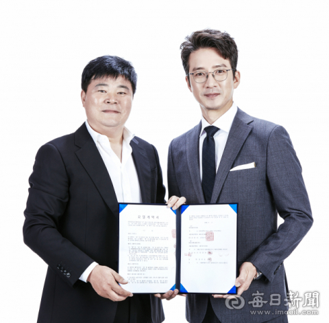 한류스타 배우 정준호(오른쪽)가 EME(이엠이)코리아 김홍식 대표와 전속모델 계약 후 기념촬영을 하고 있다. EME(이엠이)코리아 제공