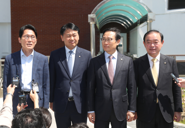 2일 종로구 서울대학교병원에 입원 치료 중인 문희상 국회의장 병문안을 마친 여야 4당 원내대표들이 취재진의 질문에 답하고 있다. 왼쪽부터 정의당 윤소하, 바른미래당 김관영, 더불어민주당 홍영표, 민주평화당 장병완 원내대표. 연합뉴스