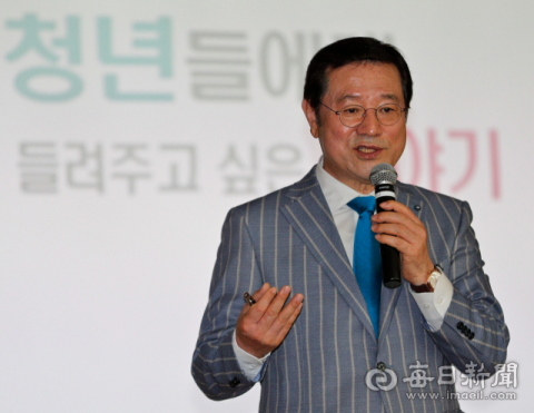 이용섭 광주시장이 2일 경북대 글로벌플라자에서 도시간 균형발전에 대해 강연하고 있다. 우태욱 기자 woo@imaeil.com