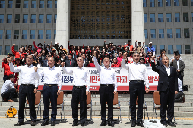 자유한국당 좌파독재저지특별위원장을 맡은 김태흠 의원을 비롯한 4명의 의원과 지역 위원장이 2일 오전 국회 본청 앞에서 선거법 개정안과 고위공직자범죄수사처(공수처) 법안 패스트트랙(신속처리안건) 지정의 부당성을 알리는 삭발식을 마친 뒤 구호를 외치고 있다. 왼쪽부터 이창수 충남도당 위원장, 성일종, 김태흠, 이장우, 윤영석, 박대출 의원. 연합뉴스