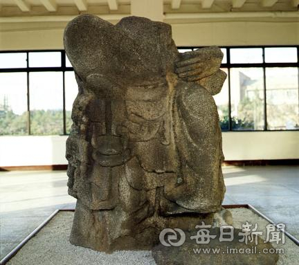 봉화 물야면 북지리에서 출토된 석조반가상. 하반신만 보존되고 있다. 문화재청 제공