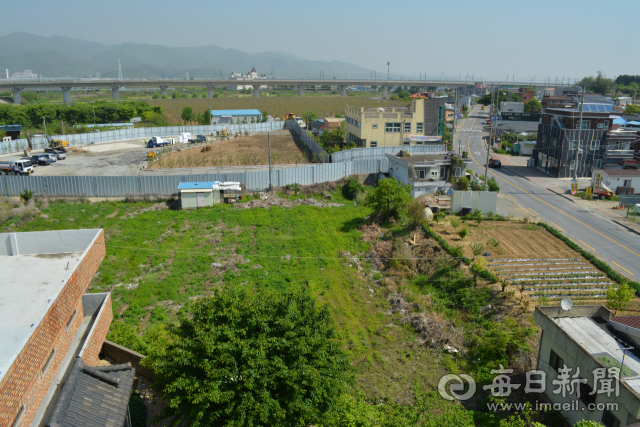 경산시 압량면 부적리 왕복2차로 부적길 도로 주변의 시내버스 차고지 이전 공사 현장. 김진만 기자