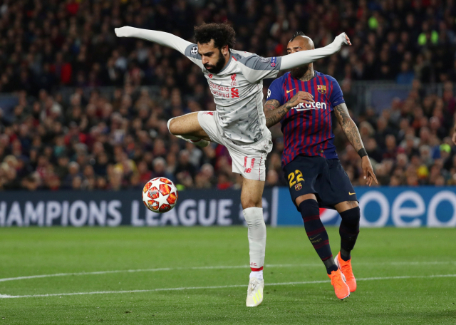 2일 스페인 바르셀로나의 캄프누에서 열린 유럽축구연맹(UEFA) 챔피언스리그 준결승 1차전 바르셀로나(스페인)와 리버풀(잉글랜드)과의 경기에서 리버풀의 모하메드 살라 선수가 학을 연상시키는 포즈로 슛을 하고 있다. 이날 경기에서 바르셀로나는 리오넬 메시의 멀티골과 루이스 수아레스의 골을 묶어 3-0 완승을 거뒀다. 로이터 연합뉴스