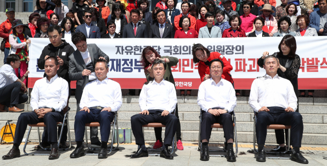 자유한국당 좌파독재저지특별위원장을 맡은 김태흠 의원을 비롯한 4명의 의원과 지역 위원장이 2일 오전 국회 본청 앞에서 선거법 개정안과 고위공직자범죄수사처(공수처) 법안 패스트트랙(신속처리안건) 지정의 부당성을 알리는 삭발식을 하고 있다. 왼쪽부터 이창수 충남도당 위원장, 성일종, 김태흠, 이장우, 윤영석 의원. 연합뉴스