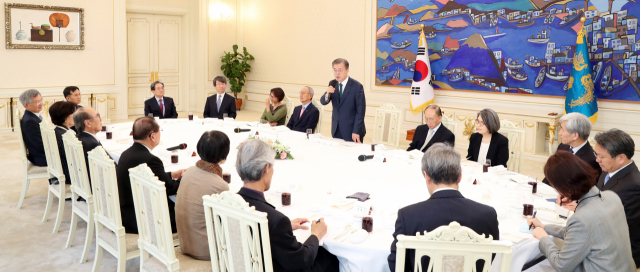 문재인 대통령이 2일 청와대에서 열린 사회원로 초청 오찬간담회에서 인사말을 하고 있다. 문 대통령 왼쪽부터 시계반대방향으로 윤여준 전 환경부 장관, 조한혜정 연세대 명예교수, 김지형 전 대법관, 노영민 비서실장, 김연명 사회수석, 안병욱 한국학중앙연구원장, 김명자 전 환경부 장관, 이홍구 전 국무총리, 이종찬 전 국정원장, 조은 동국대 명예교수, 송호근 포항공대 석좌교수, 김수현 정책실장, 고민정 대변인, 강기정 정무수석, 정해구 정책기획 위원장, 김영란 전 대법원장, 김우식 전 청와대 비서실장. 연합뉴스