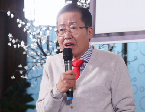 자유한국당 홍준표 전 대표가 8일 오후 경남 창원시 성산구 한 식당에서 자신의 유튜브 채널 TV홍카콜라 생방송을 진행하고 있다. 연합뉴스