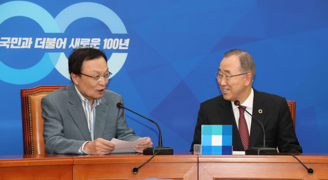 더불어민주당 이해찬 대표가 2일 국회 당대표실에서 반기문 미세먼지 문제 해결을 위한 국가기후환경회의 위원장의 예방을 받고 환담하고 있다. 연합뉴스