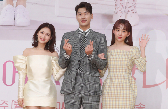 배우 김재경(왼쪽부터), 김영광, 진기주가 3일 서울 양천구 목동 SBS사옥에서 열린 드라마 