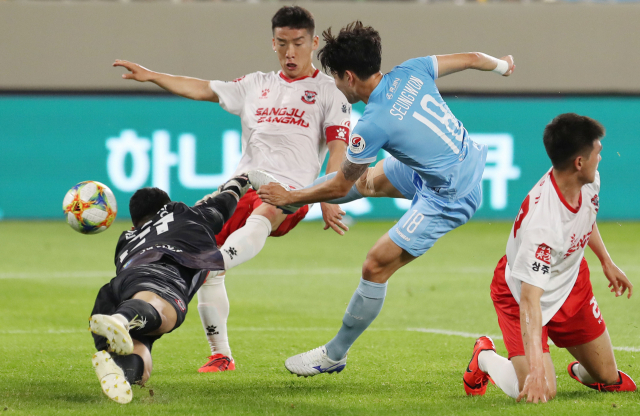 3일 오후 대구 DGB 대구은행파크경기장에서 열린 K리그 대구 FC와 상주 상무의 경기에서 대구 정승원이 슛을 시도하고 있다. 연합뉴스