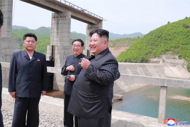 김정은 북한 국무위원장이 지난 4일 금야강2호발전소를 시찰했다고 조선중앙통신이 5일 보도했다. [국내에서만 사용가능. 재배포 금지. For Use Only in the Republic of Korea. No Redistribution] 연합뉴스