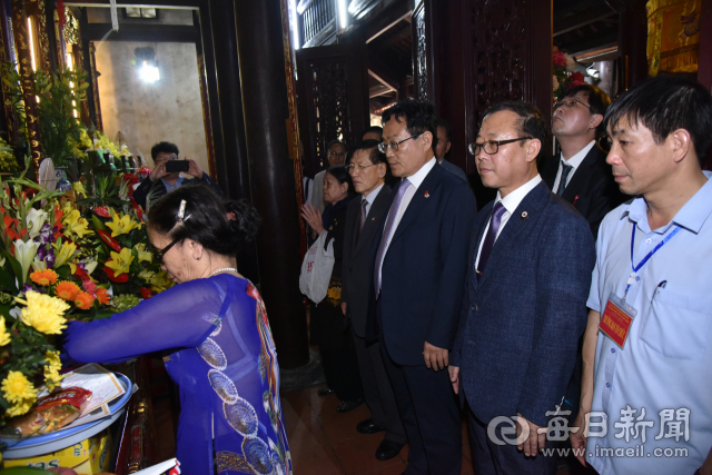 도사원축제에 참가한 엄태황봉화군수와 한국 화산 이씨 종친 회원들이 리 씨 황조가 모셔진 도사원을 참배하고 있다. 마경대 기자