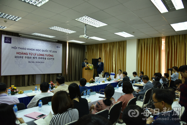 엄태항 봉화군수가 국제 학술 지표 지엄에 참석 봉화군에 추진하는 봉화 베트남타운에 대해 설명하고 있다. 마경대 기자