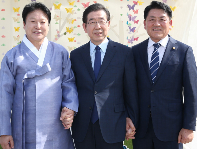 박원순(가운데) 서울시장이 경복궁에서 열린 성주군 세종대왕자태실 태봉안 행사에 참석해 이병환(왼쪽) 성주군수와 구교강 성주군의장의 손을 꼭 잡고 있다. 성주군 제공