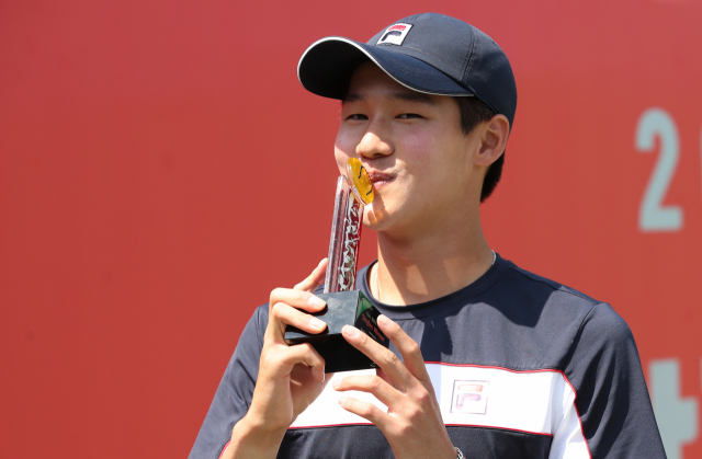 권순우(162위·당진시청)가 5일 오후 서울 송파구 올림픽공원 테니스코트에서 열린 남자프로테니스(ATP) 비트로 서울오픈 챌린저 대회에서 맥스 퍼셀(268위·호주)을 2-0(7-5 7-5)으로 물리쳐 단식 정상에 올랐다. 권순우가 시상식이 끝난 뒤 트로피에 입을 맞추고 있다. 연합뉴스