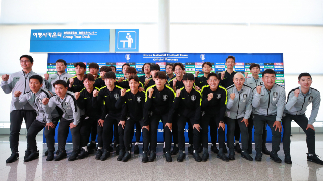 정정용 감독이 이끄는 한국 20세 이하(U-20) 축구대표팀 본진이 5일 인천국제공항 제2터미널에서 폴란드에서 열리는 2019 국제축구연맹(FIFA) U-20 월드컵 출전을 위해 출국하며 선전을 다짐하고 있다. 연합뉴스