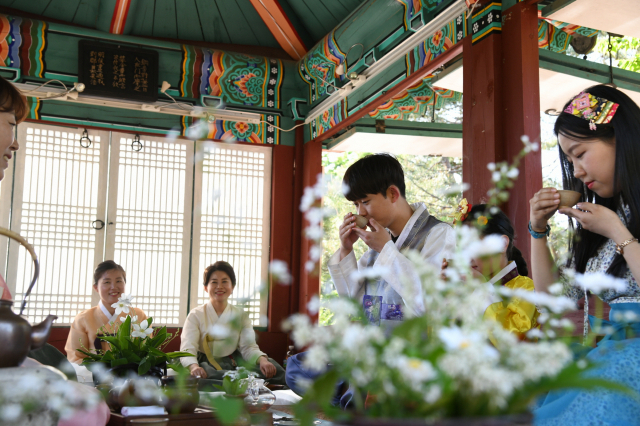 3~6일 영주 순흥 선비촌에서 열린 선비문화축제장을 찾은 방문객들이 다도체험을 하고 있다. 영주시 제공