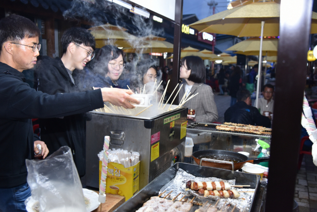 불금축제장을 방문한 직장인들이 어묵을 먹으며 친구들과 도란도란 이야기 꽃을 피우고 있다. 봉화군 제공