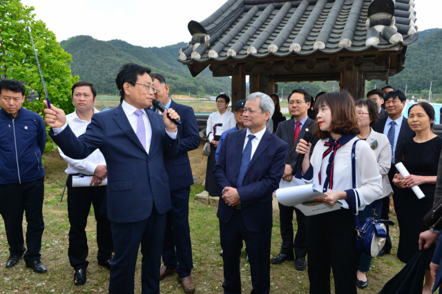 6일 봉화군을 방문한 베트남 박닌성 응구옌 투 꾸인 인민위원장과 교류단이 충효당을 둘러보고 있다. 봉화군 제공