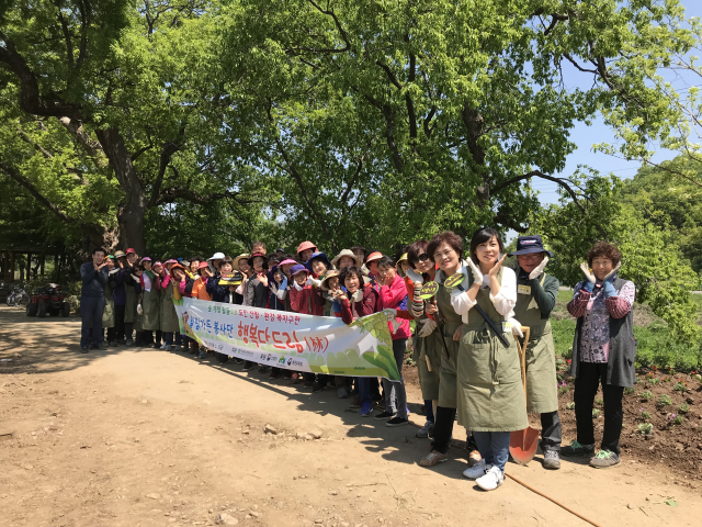 경상북도환경연수원은 힐링가든봉사단원들이 이달 3일 경산시 용성면 행복다드림(林)사업으로 교육을 시작하기 전 기념촬영을 하고 있다. 경상북도환경연수원 제공