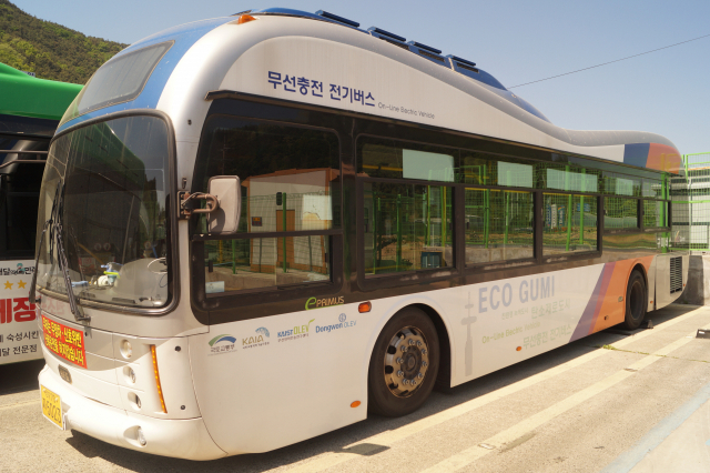 구미시가 운영 중인 무선충전식 전기버스가 잦은 고장으로 운행에 차질을 빚고 있다. 현재 운행 중인 4대 가운데 1대는 배터리 부품이 없어 한 달째 버스차고지에 방치돼 있다. 전병용 기자