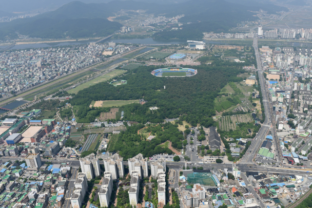 경주시민 쉼터로 사랑받고 있는 경주 황성공원이 일몰제 시행에도 현재 모습 그대로 남게 됐다. 경주시 제공