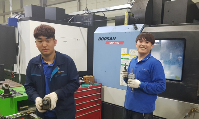 대기업을 마다하고 대구 강소기업 (주)엠텍에 취직한 황승곤(사진 오른쪽)·황현석 군은 미래의 CEO를 꿈꾸고 있다. 석민 선임기자