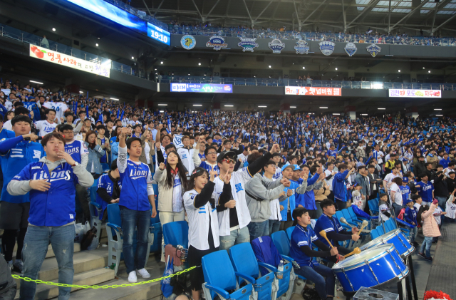 지난 4월 27일 대구삼성라이온즈파크에서 열린 2019 KBO리그 삼성 라이온즈와 LG 트윈스의 경기에서 삼성 팬들이 열띤 응원을 펼치고 있다. 삼성 라이온즈 제공