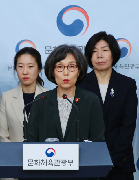 문화체육관광부 스포츠혁신위원회 문경란 위원장(가운데)이 7일 오전 서울 세종대로 정부서울청사 별관 브리핑실에서 혁신위원들과 함께 체육계 내부로부터 독립된 