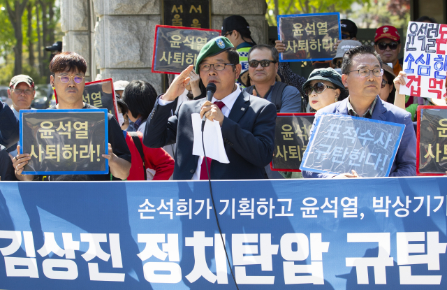 윤석열 서울중앙지검장 집 앞에서 협박 방송을 한 협의를 받는 유튜버 김상진씨가 7일 오후 서초구 서울중앙지검 앞에서 열린 기자회견에서 발언에 앞서 인사를 하고 있다. 검찰은 이날 김씨를 피의자로 소환할 계획이었으나 김씨가 