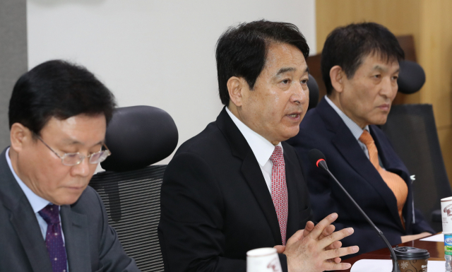 심재철 자유한국당 국회의원(오른쪽 두번째). 연합뉴스