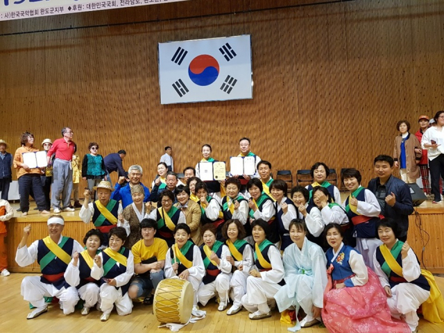 압량해오름농악단이 제13회 청해진 전국 국악경연대회에서 농악분야 단체부문 대상과 김보태 단장이 개인부문 최우수상을 수상한 후 기념촬영을 하고 있다.
