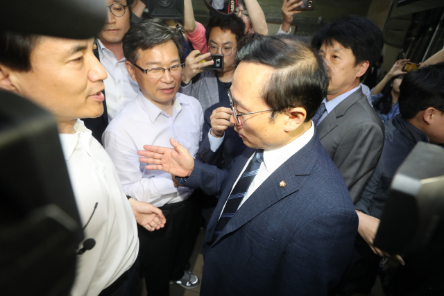 지난달 26일 오후 서울 여의도 국회 의안과 앞에서 점거 농성 중이던 자유한국당 김진태 의원들과 보좌관들이 법안 제출을 위해 의안과를 찾은 더불어민주당 홍영표 원내대표를 막아서고 있다. 연합뉴스