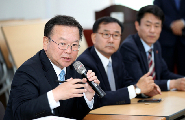 더불어민주당 김부겸 의원이 지난 7일 오후 대구 수성구 황금1동 행정복지센터에서 열린 의정보고회 및 주민간담회에서 주민들의 질문에 답하고 있다. 김영진 기자 kyjmaeil@imaeil.com