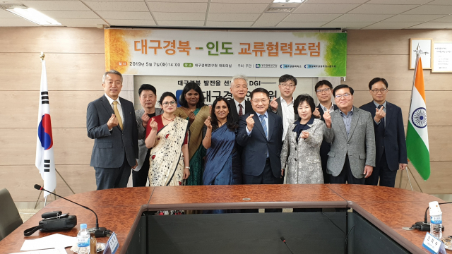 대구경북과 인도의 경제분야 협력 확대를 모색하는 대구경북-인도 교류협력 포럼이 7일 대구경북연구원에서 열렸다. 스리프리야 랑가나탄 주한 인도 대사(왼쪽 다섯번째) 등이 참석해 대구경북 기업의 인도 진출을 적극 돕겠단 방침을 밝혔다.