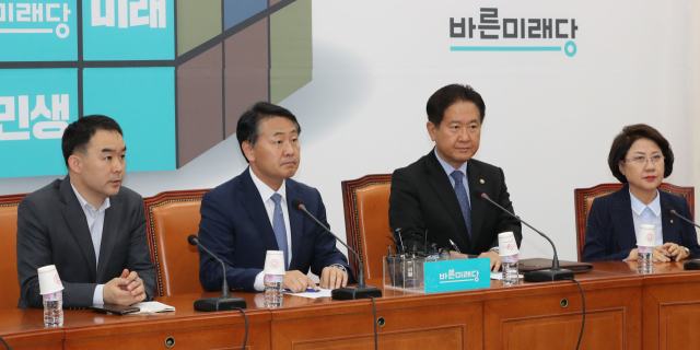 서주석 국방부 차관(오른쪽 두번째)이 7일 오전 북한 발사체 관련 보고를 위해 국회에서 바른미래당 김관영 원내대표(왼쪽 두번째)를 방문하고 있다. 연합뉴스