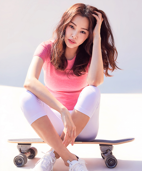 요가복 브랜드 뮬라웨어 모델 이하늬의 에스라인 요가복 자태가 감탄을 자아내고 있다. 뮬라웨어